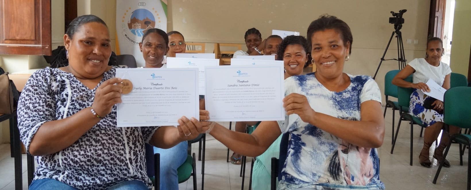 Cozinheiras das Cantinas Escolares da FICASE em São Nicolau recebem certificados de formação em Cozinha Básica ministrada pela EHTCV